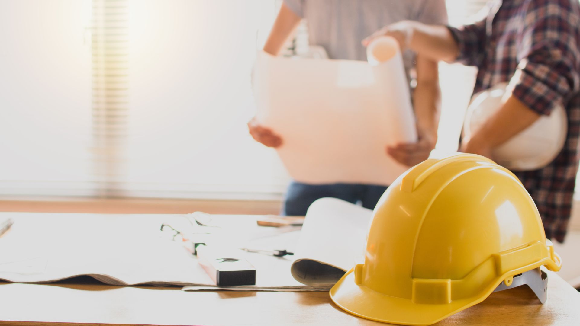 Equipo de DRM Construcciones trabajando en una obra con planos.